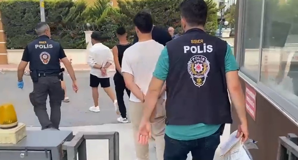 Yasa dışı bahis çetesi çökertildi: 34 gözaltı, 21 tutuklama Mersin merkezli 13 ilde düzenlenen yasa dışı bahis operasyonunda 34