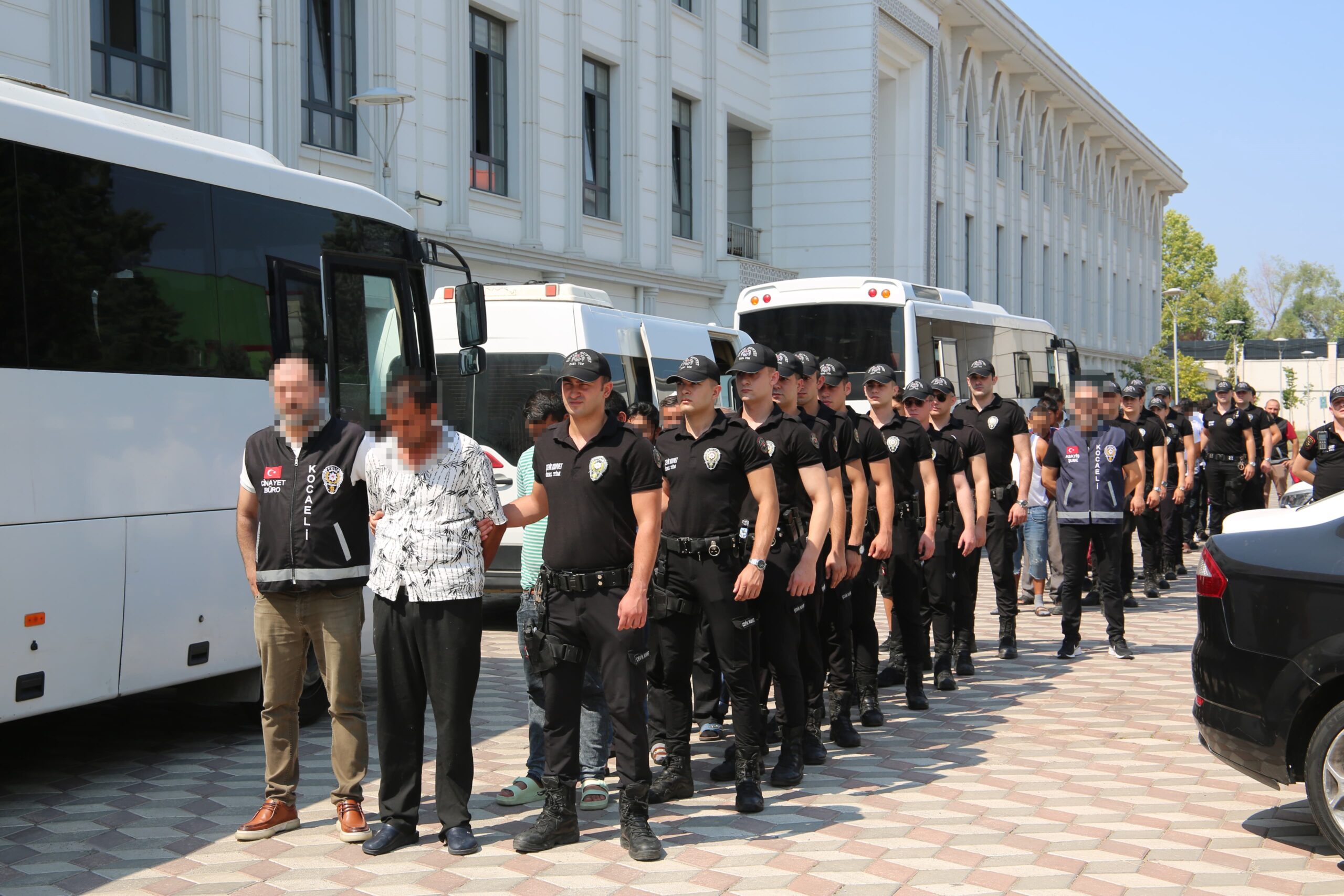 Kocaeli'nin İzmit ilçesinde husumetli iki aile arasında çıkan ve 2’si