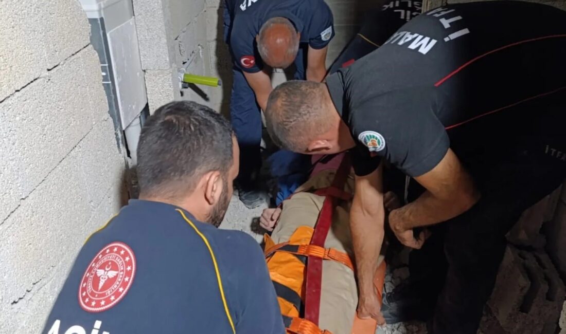 Malatya'nın Darende ilçesinde bir inşaatta asansör boşluğuna düşen kadın yaralandı.