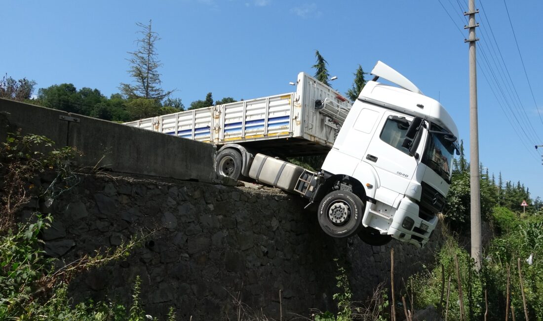 Ordu'da, yük boşalttığı esnada freni boşalan bir tır kontrolsüz bir