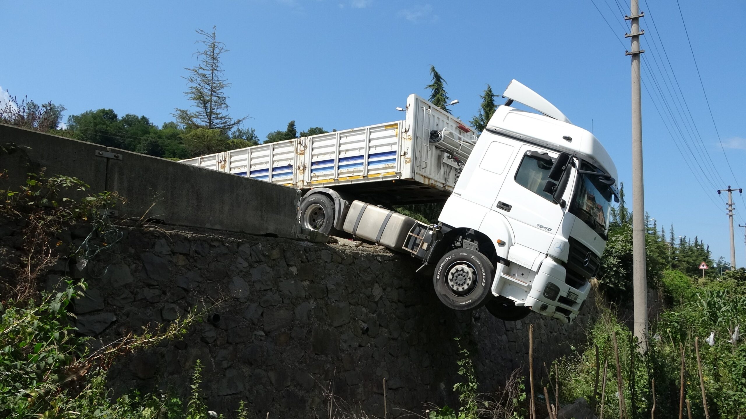 Ordu'da, yük boşalttığı esnada freni boşalan bir tır kontrolsüz bir
