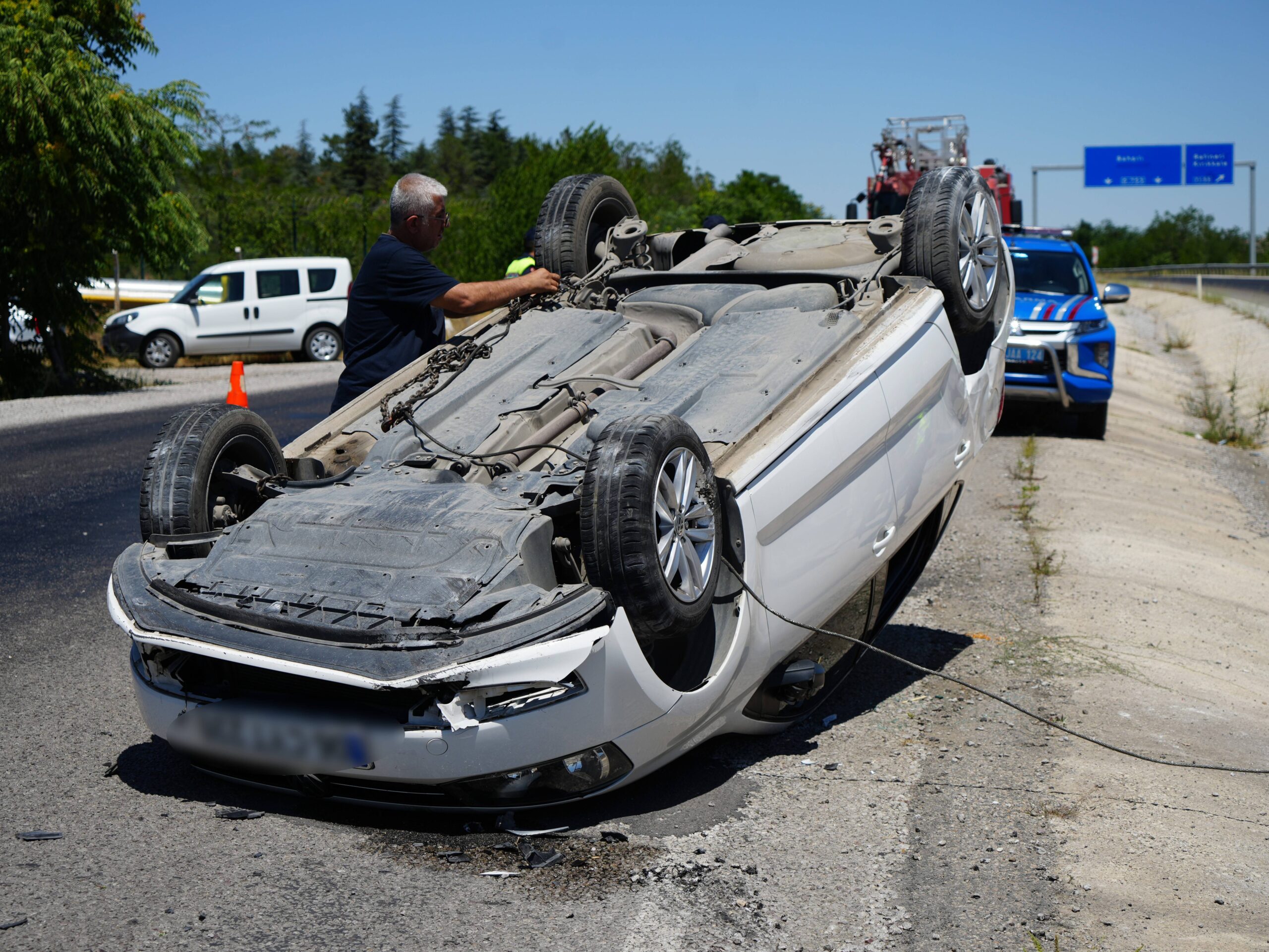 Kırıkkale'de meydana gelen elim bir trafik kazasında, bir otomobilin kontrolden