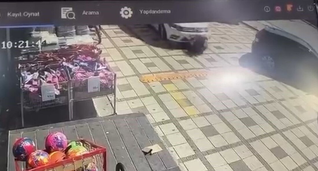 Konya'da bir otoparkta, poşetleriyle ilgilendiği sırada manevra yapan bir aracın