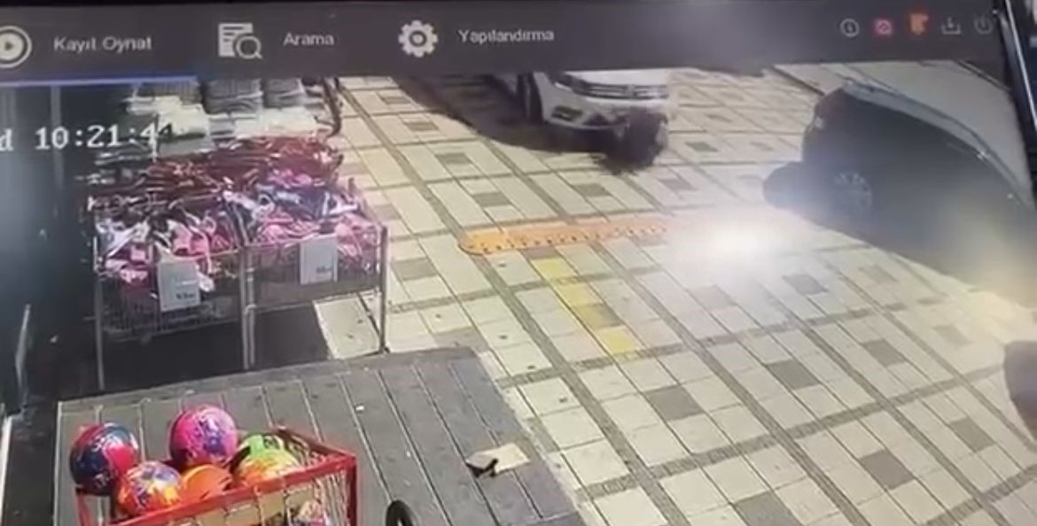 Konya'da bir otoparkta, poşetleriyle ilgilendiği sırada manevra yapan bir aracın