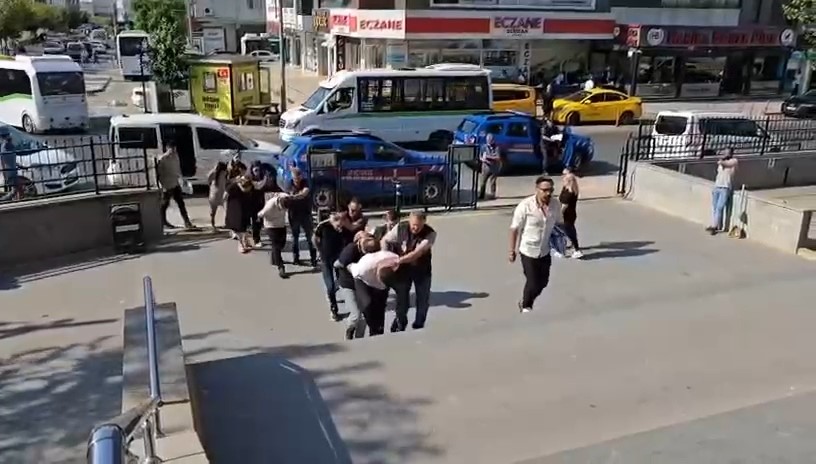 Tekirdağ'ın Çerkezköy ilçesinde, bir eğlence mekanında alkollü müşterilerin kredi kartlarını