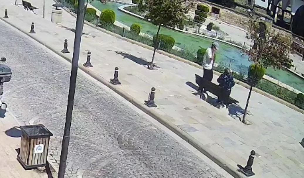 Amasya'nın Merzifon ilçesinde, kendilerini polis olarak tanıtan şahıslar tarafından dolandırılan