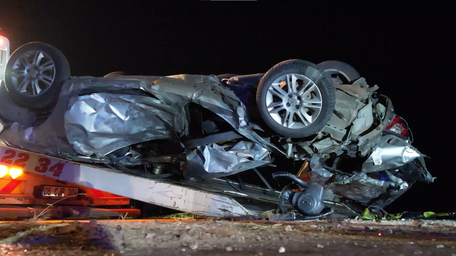Ankara'nın Kahramankazan ilçesinde meydana gelen feci trafik kazasında, bir otomobilin