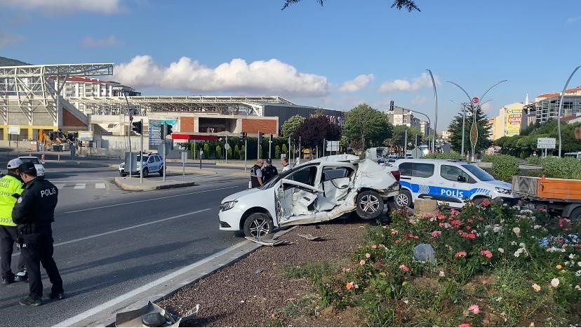 Yozgat'ta bir minibüs ile otomobilin çarpışması sonucu meydana gelen trafik