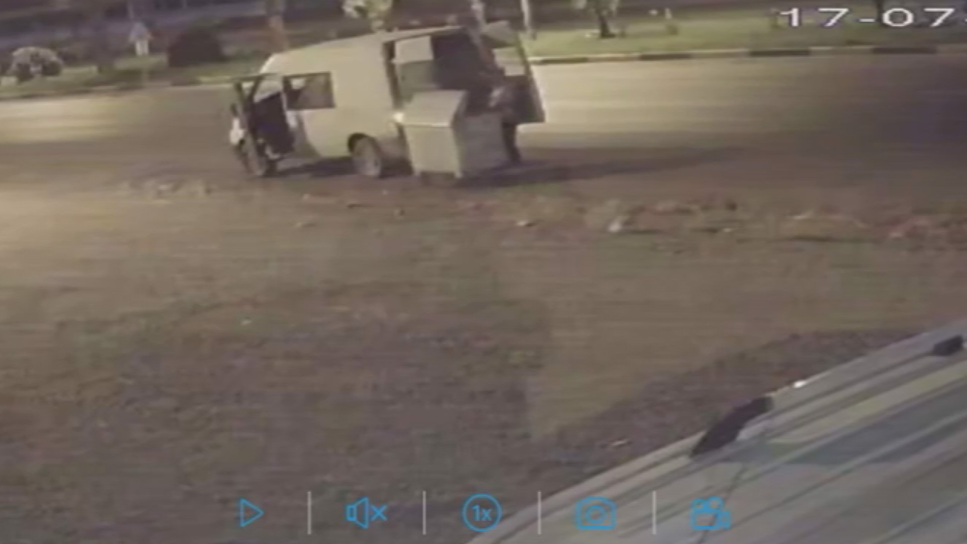 Hatay'ın Kırıkhan ilçesinde, kimliği belirsiz iki şahıs yol kenarında bulunan