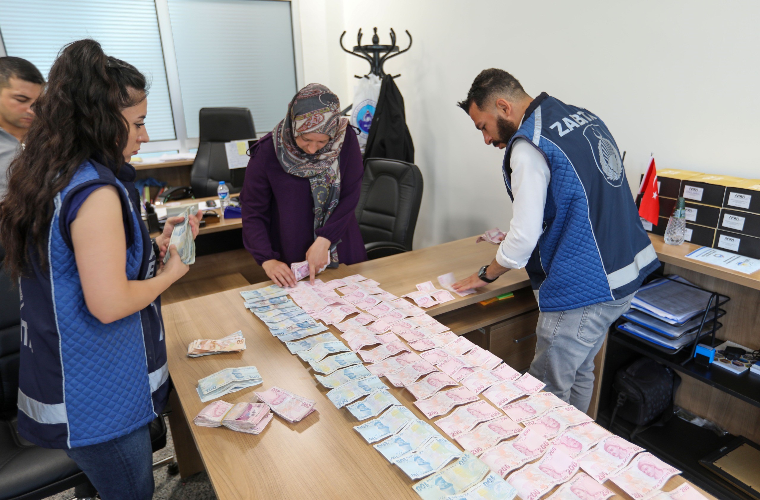Van'da, belediye zabıta ekiplerinin gerçekleştirdiği denetimler sırasında, dilencilik yapan bir