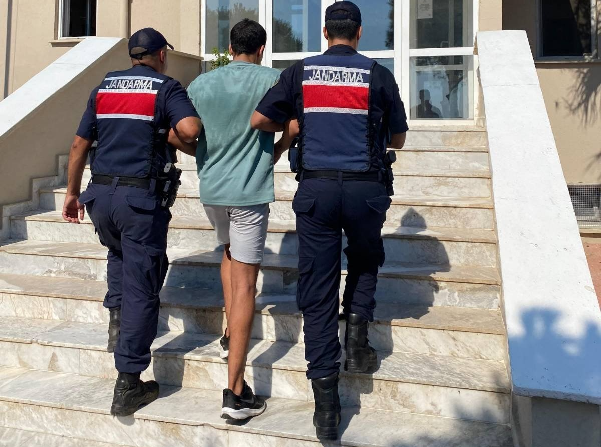 Aydın'ın Kuşadası ilçesinde, yasa dışı yollarla Yunanistan'ın Sisam Adası'na yüzerek