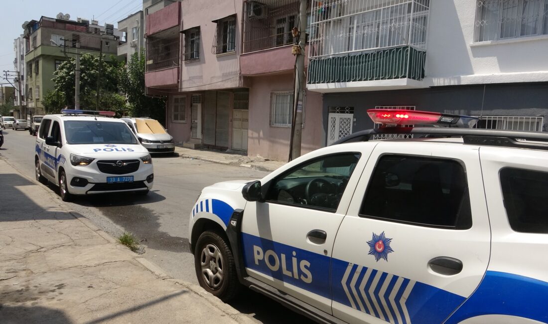 Mersin'in merkez Akdeniz ilçesinde bir anne ve kızı, uğradıkları silahlı
