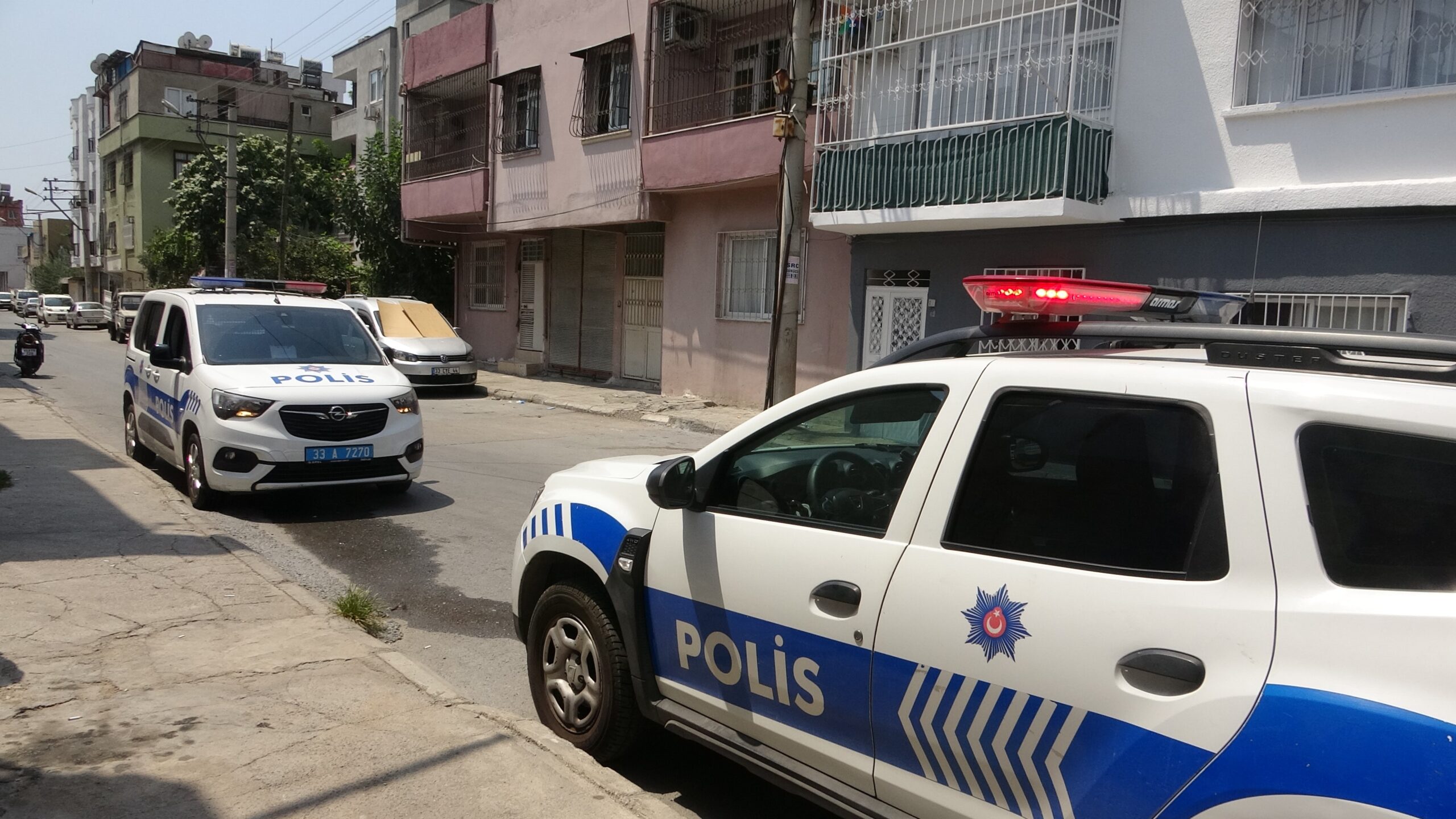 Mersin'in merkez Akdeniz ilçesinde bir anne ve kızı, uğradıkları silahlı