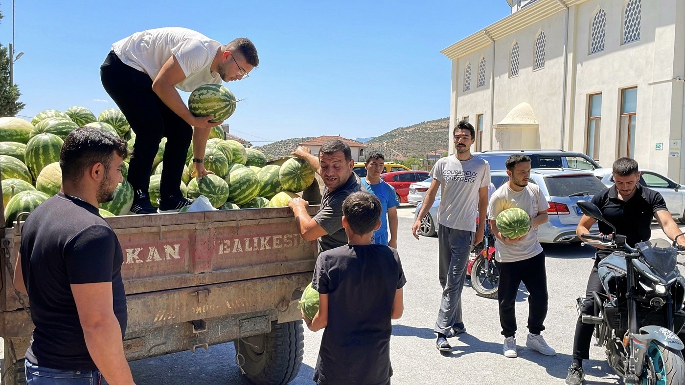 Sakarya'da duyarlı bir vatandaş, düşük fiyatlar sebebiyle satılamayan 12 ton