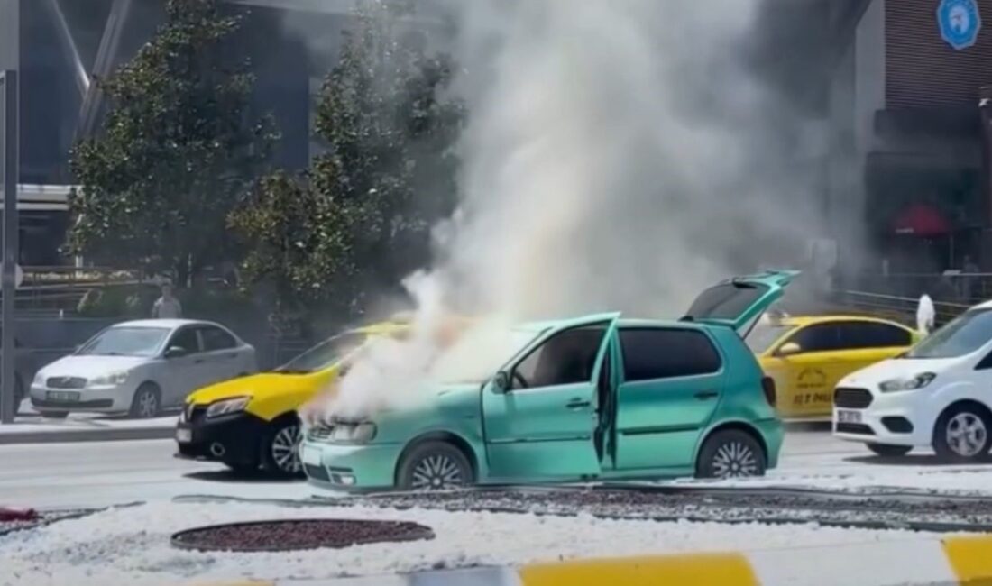 Edirne'de, Atatürk Bulvarı üzerinde hareket halindeki bir otomobilin motor bölümünde