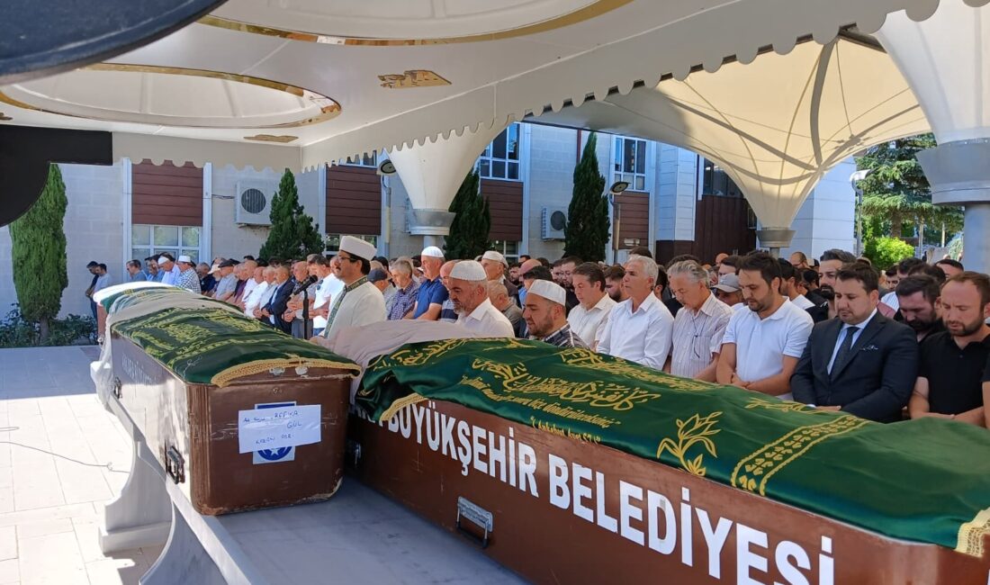 Ankara'da meydana gelen elim bir trafik kazasında, bir otomobilin yola