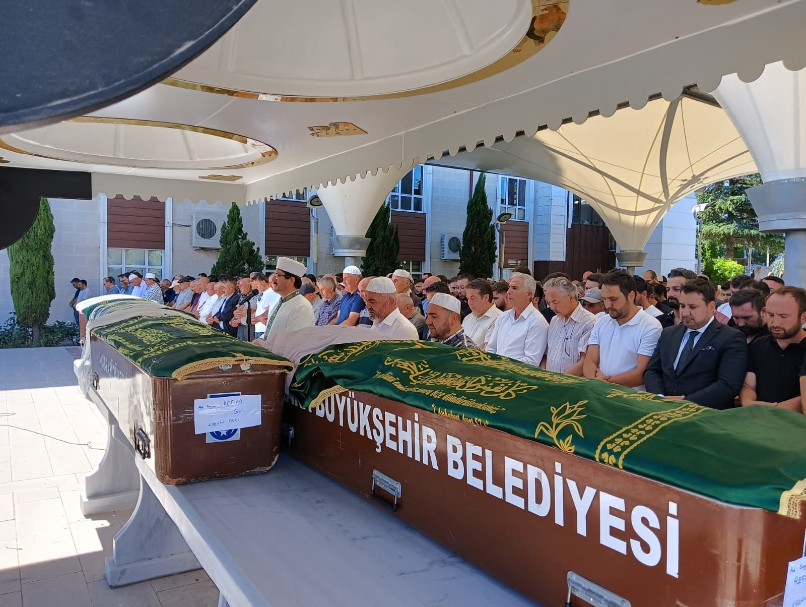 Ankara'da meydana gelen elim bir trafik kazasında, bir otomobilin yola