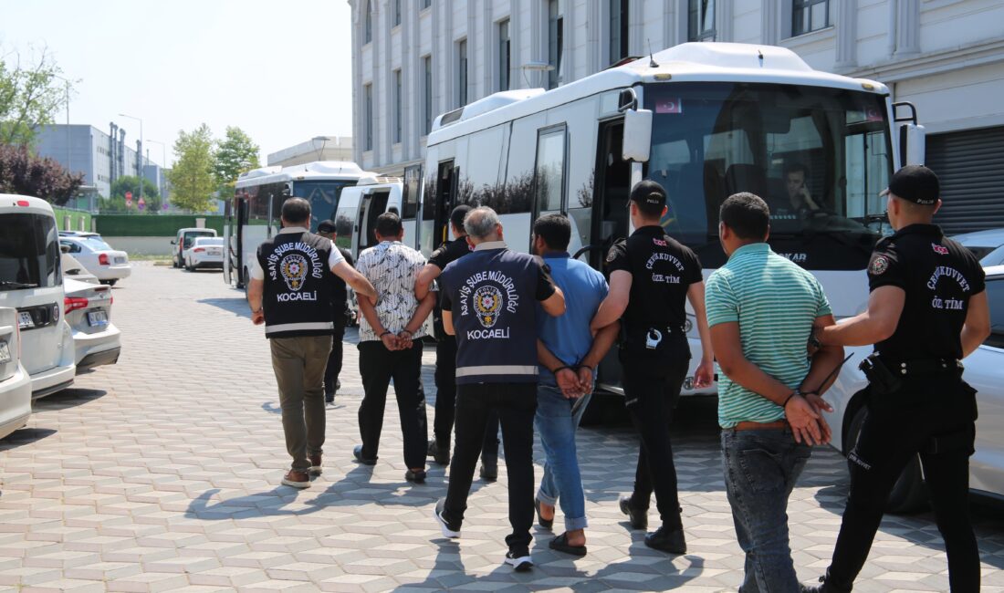 Kocaeli'nin İzmit ilçesinde, aralarında husumet bulunan iki aile arasında çıkan