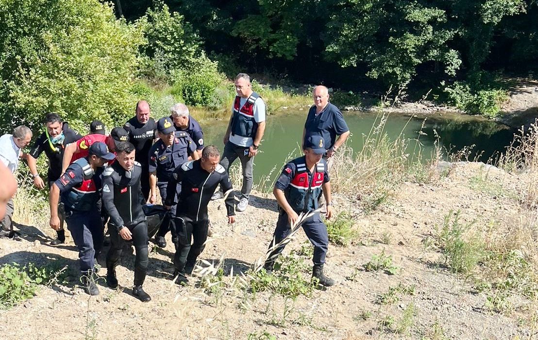 Samsun'un 19 Mayıs ilçesinde, serinlemek amacıyla dere yatağındaki bir gölete