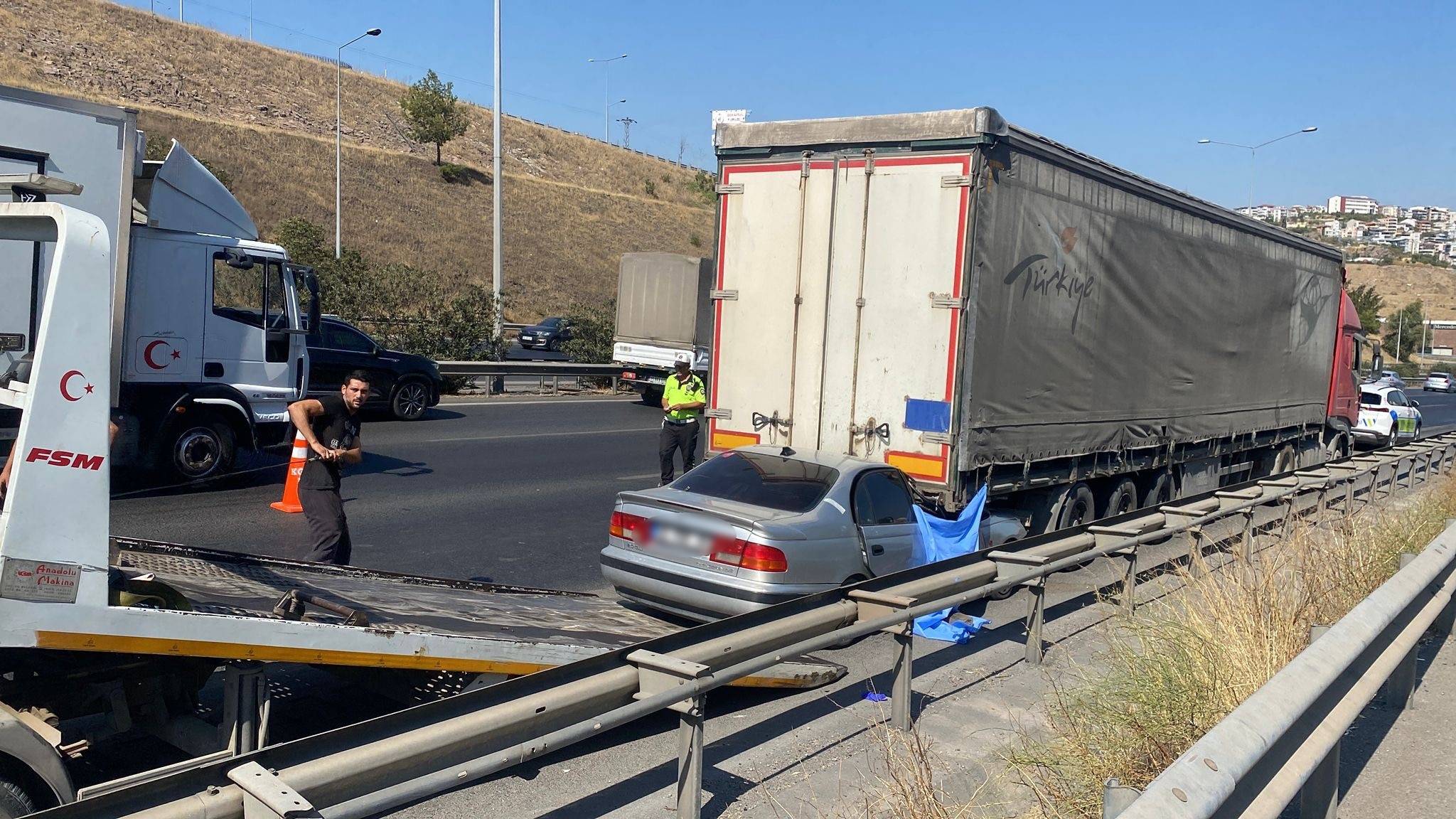 İzmir çevre yolunda meydana gelen elim bir trafik kazasında, otomobilin