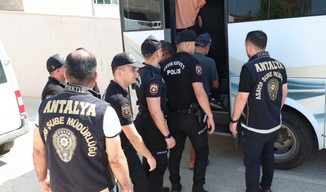 Antalya'da, haklarında çeşitli suçlardan arama kararı bulunan şahıslara yönelik gerçekleştirilen