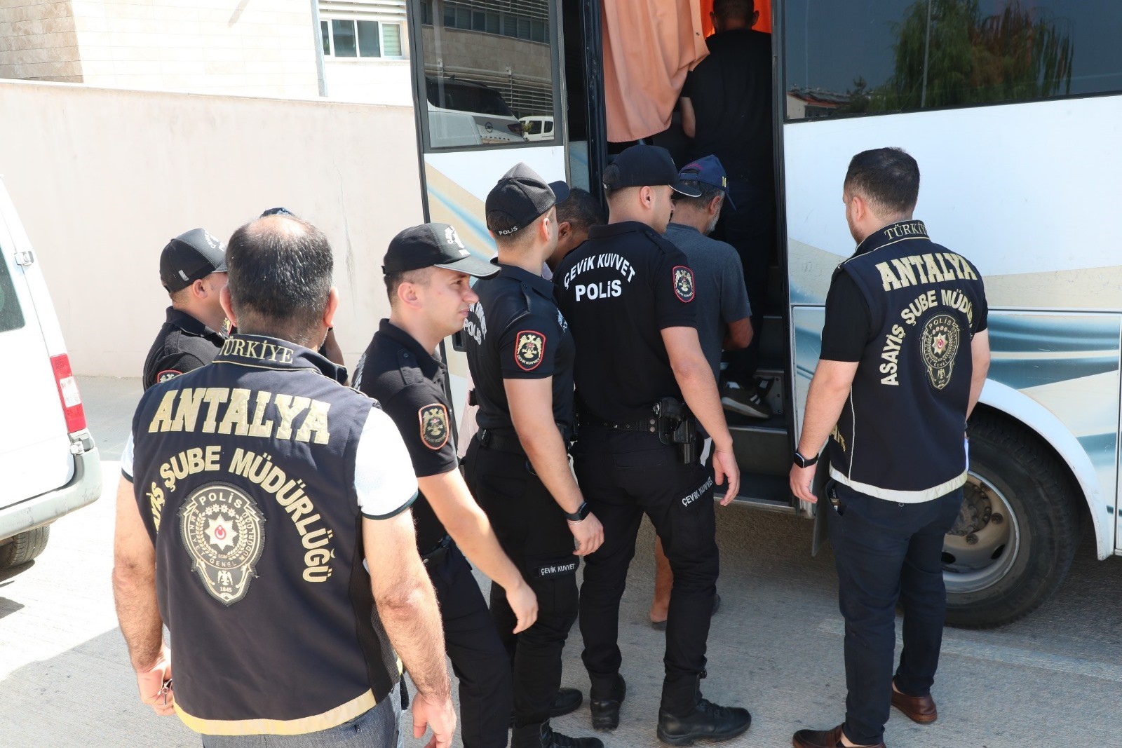 Antalya'da, haklarında çeşitli suçlardan arama kararı bulunan şahıslara yönelik gerçekleştirilen