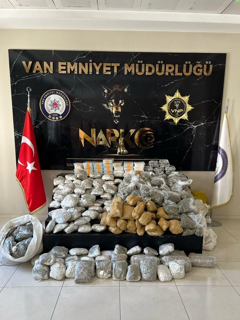 Van Emniyet Müdürlüğü Narkotik Suçlarla Mücadele Şubesi ekipleri, uyuşturucu ticaretine