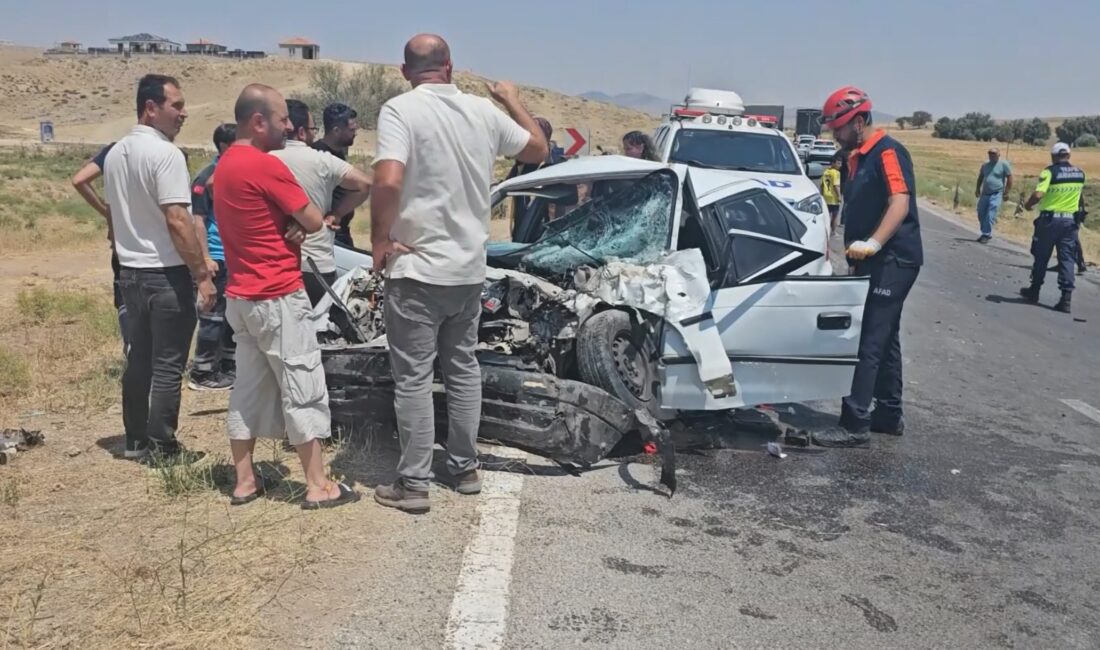 Aksaray'da bir otomobil ile kamyonetin kafa kafaya çarpışması sonucu meydana