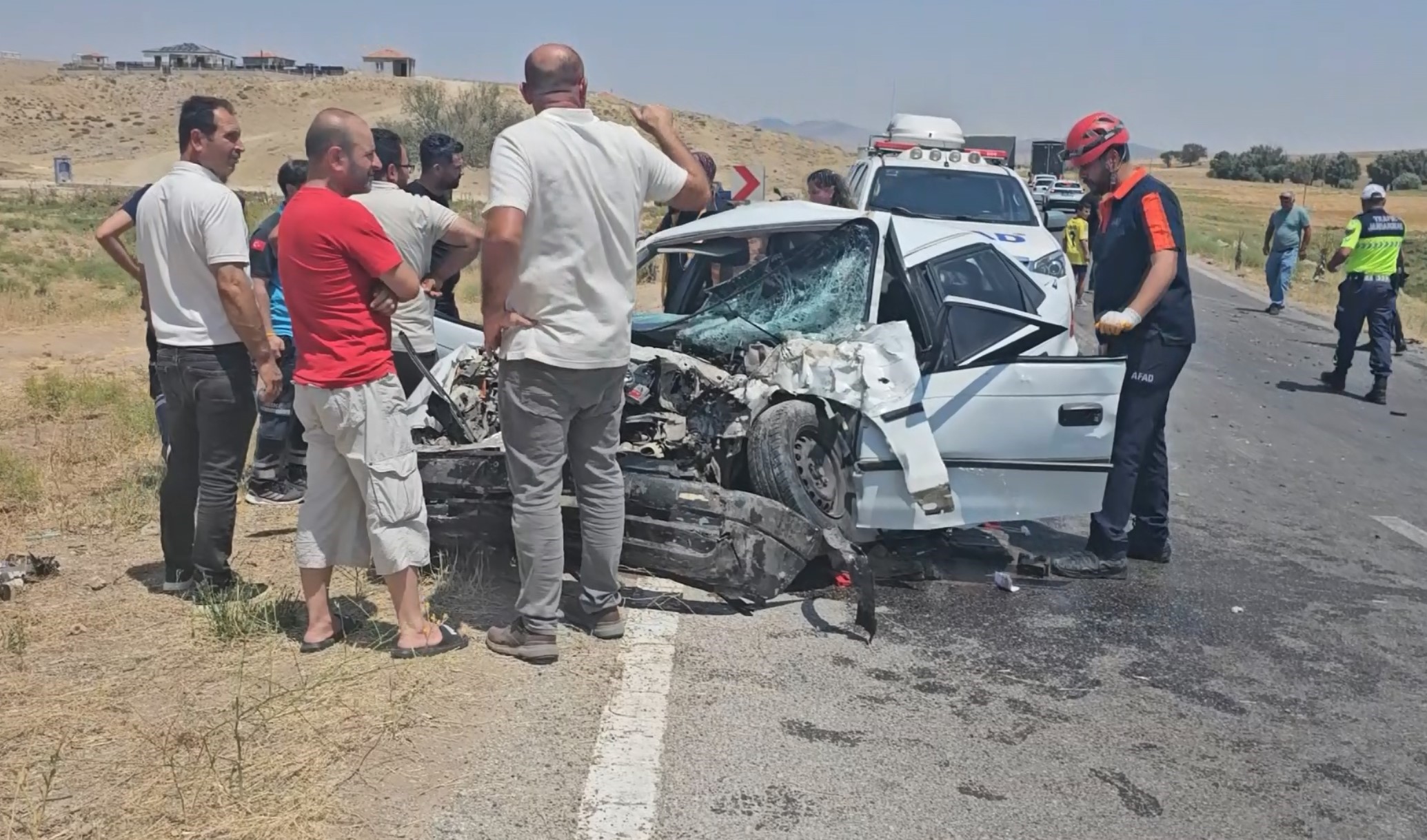 Aksaray'da bir otomobil ile kamyonetin kafa kafaya çarpışması sonucu meydana