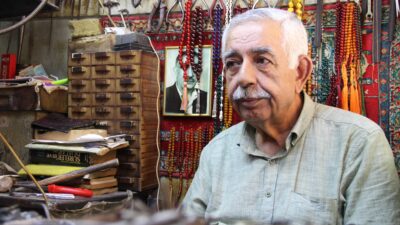 
Çorum’un tarihi Ayakkabıcılar Arastası’nda, neredeyse bir ömür boyunca gümüşle uğraşan