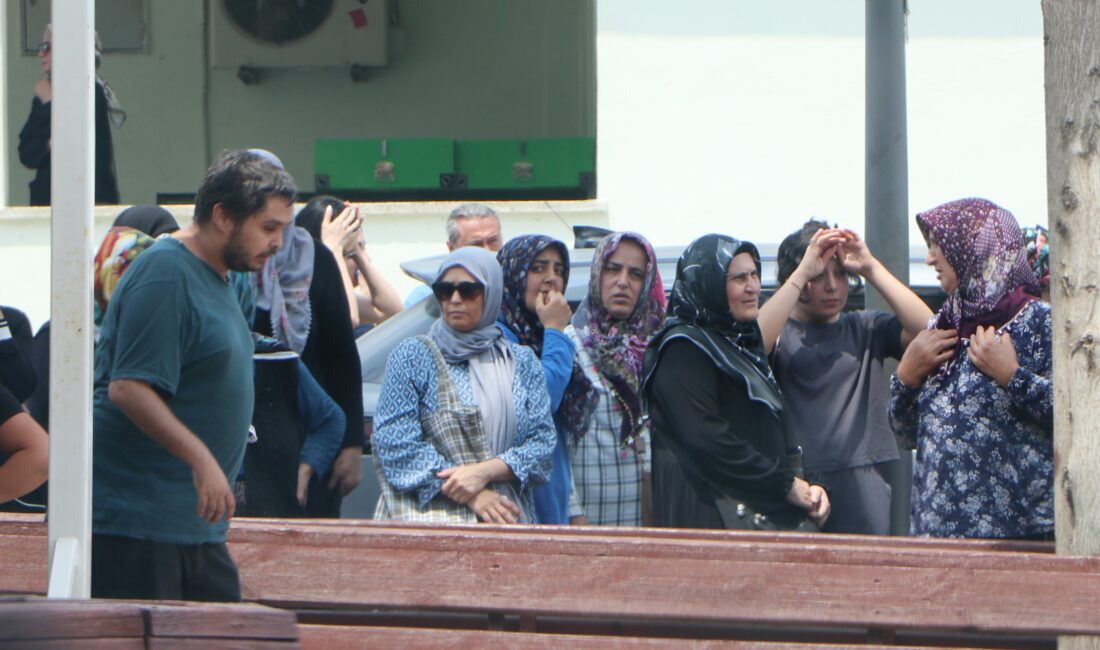Adana'da eşi tarafından öldürülen anne ve kızı yan yana toprağa verildi.