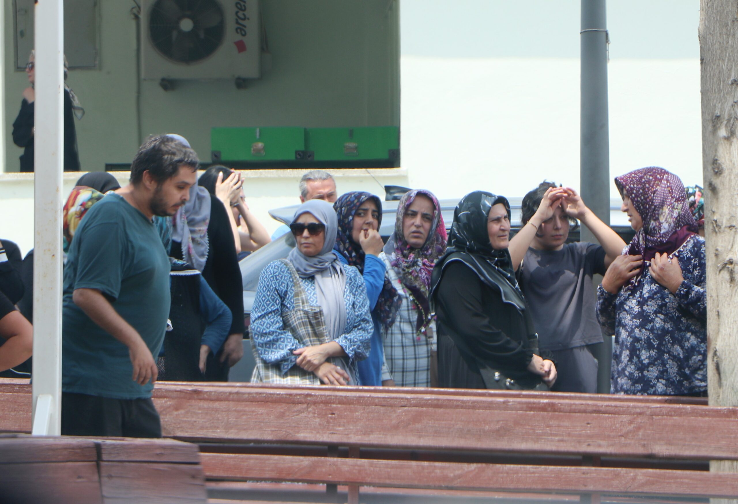 Adana'da eşi tarafından öldürülen anne ve kızı yan yana toprağa verildi.