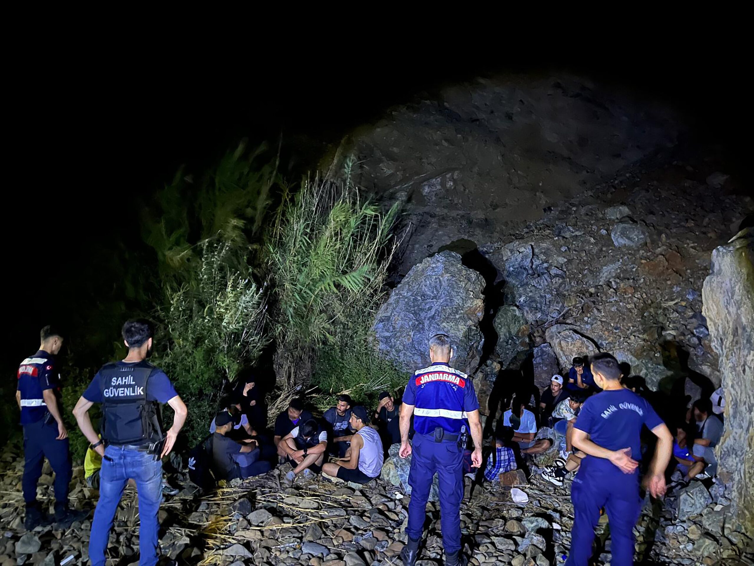 Muğla'nın Marmaris ilçesinde, güvenlik güçlerinin koordineli çalışmasıyla yasa dışı yollarla