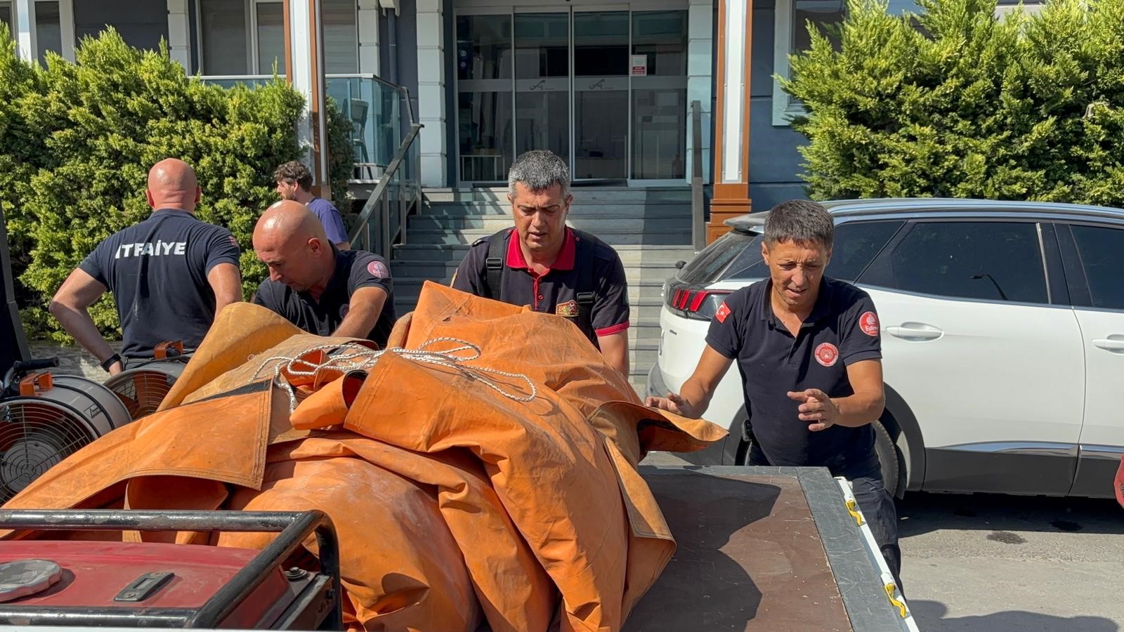 Edirne'de, yedi katlı bir konaklama tesisinin üst katına çıkarak hayatına