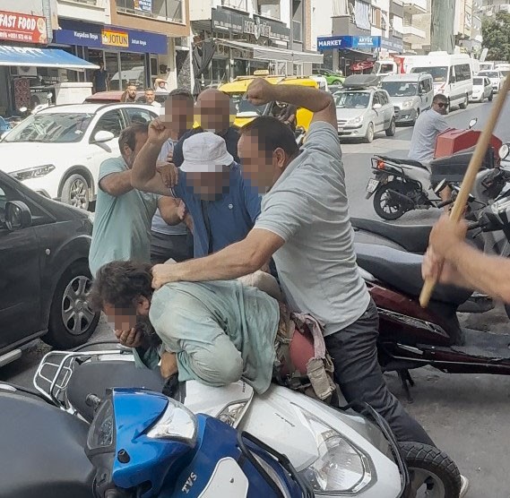 Aydın’ın Kuşadası ilçesinde bir kişi, yol ortasında bir grup tarafından öldüresiye