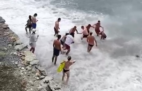 Antalya'nın Alanya ilçesinde, denizde dalgalar arasında boğulma tehlikesi geçiren bir