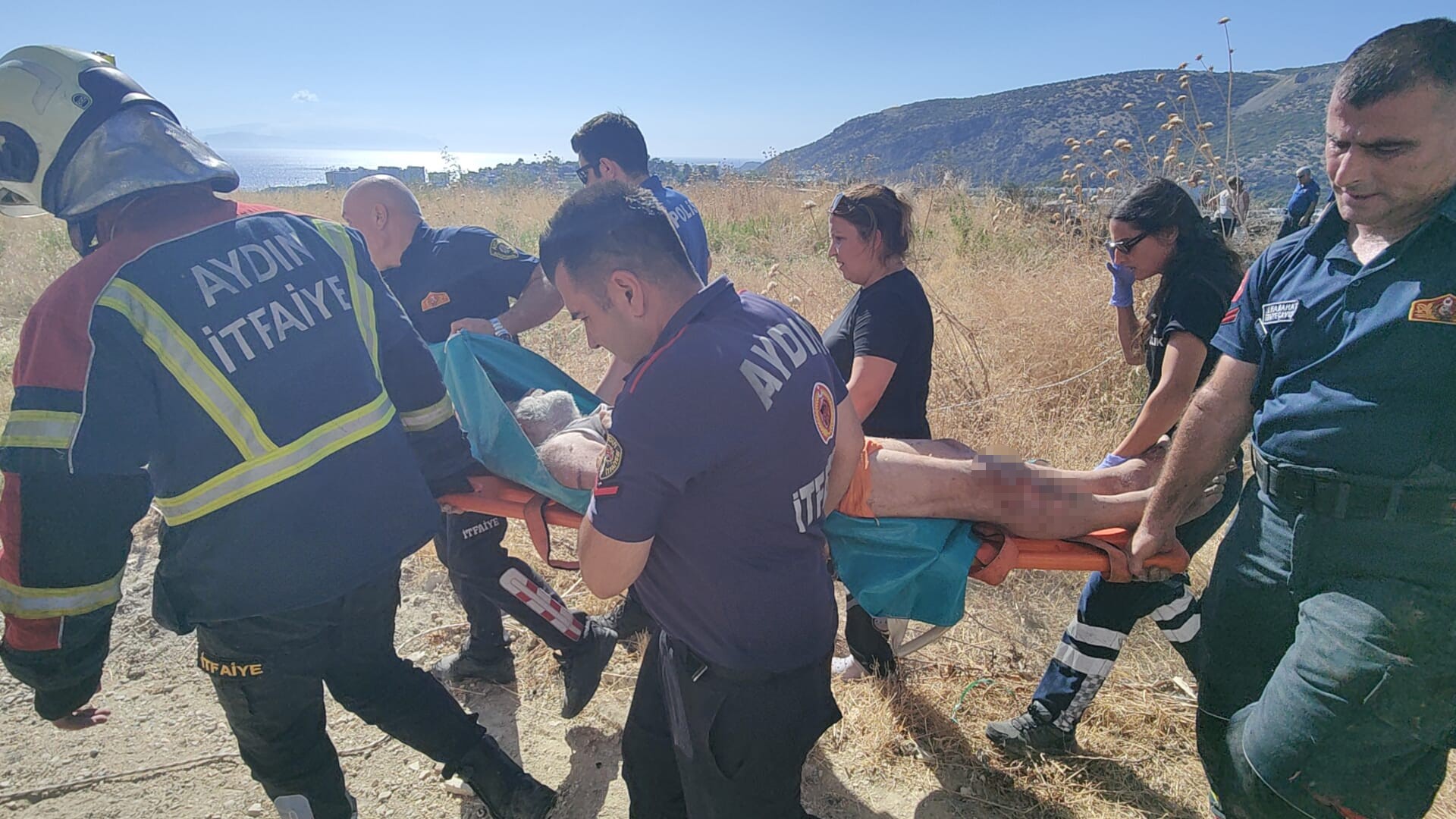 Aydın'ın Kuşadası ilçesinde, arazide patlıcan közlemek için ateş yakan emekli