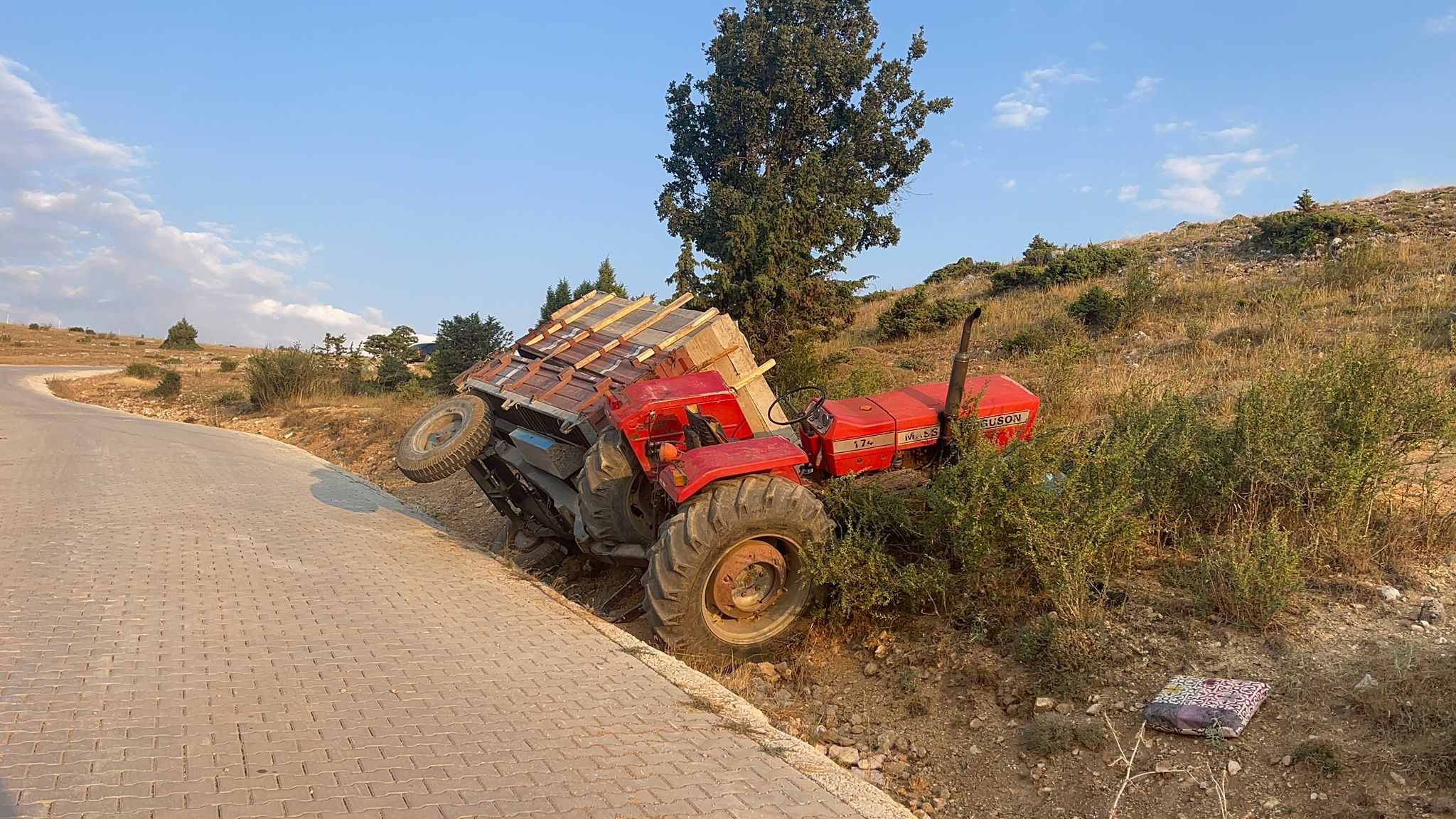 Çorum'da meydana gelen elim bir trafik kazasında, tarım ürünleri taşıyan