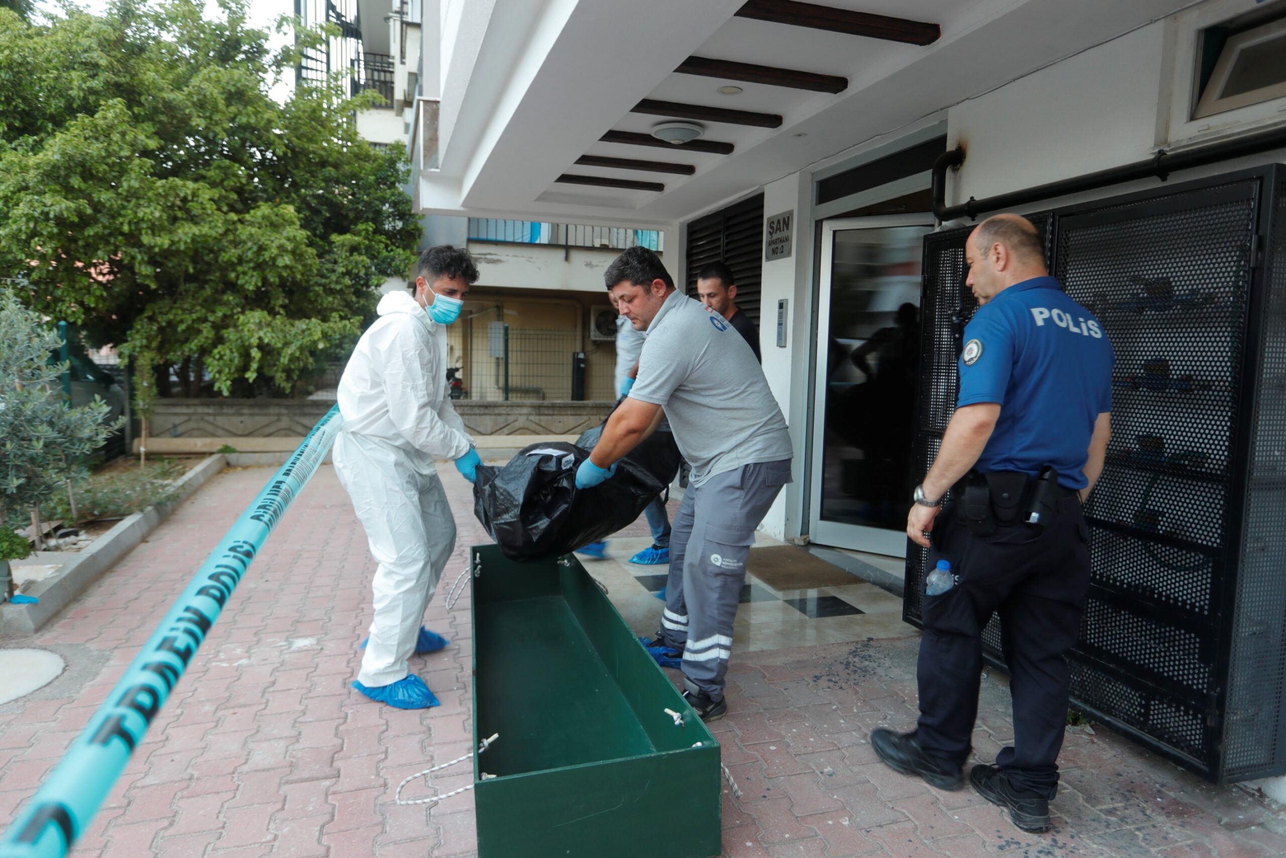 Antalya'nın Muratpaşa ilçesinde 45 yaşındaki bir kişi, birlikte yaşadığı evde