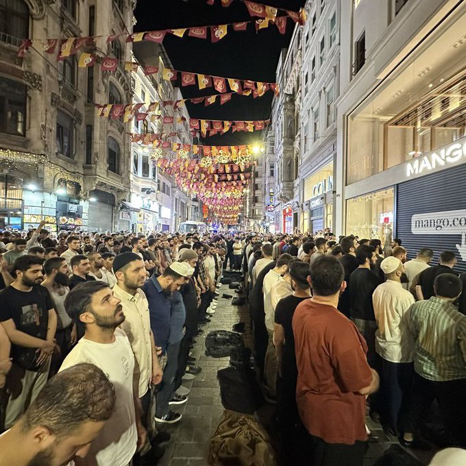 Leman dergisinin grafikeri C.O. Peygamber Efendimize hakaret eden karikatür çizmişti.