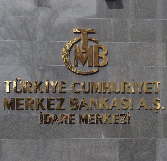 Merkez Bankasından süpriz faiz kararı! Merkez Bankası faizi 300 baz puan düşürerek yüzde 46’dan yüzde 43’e indirdi.