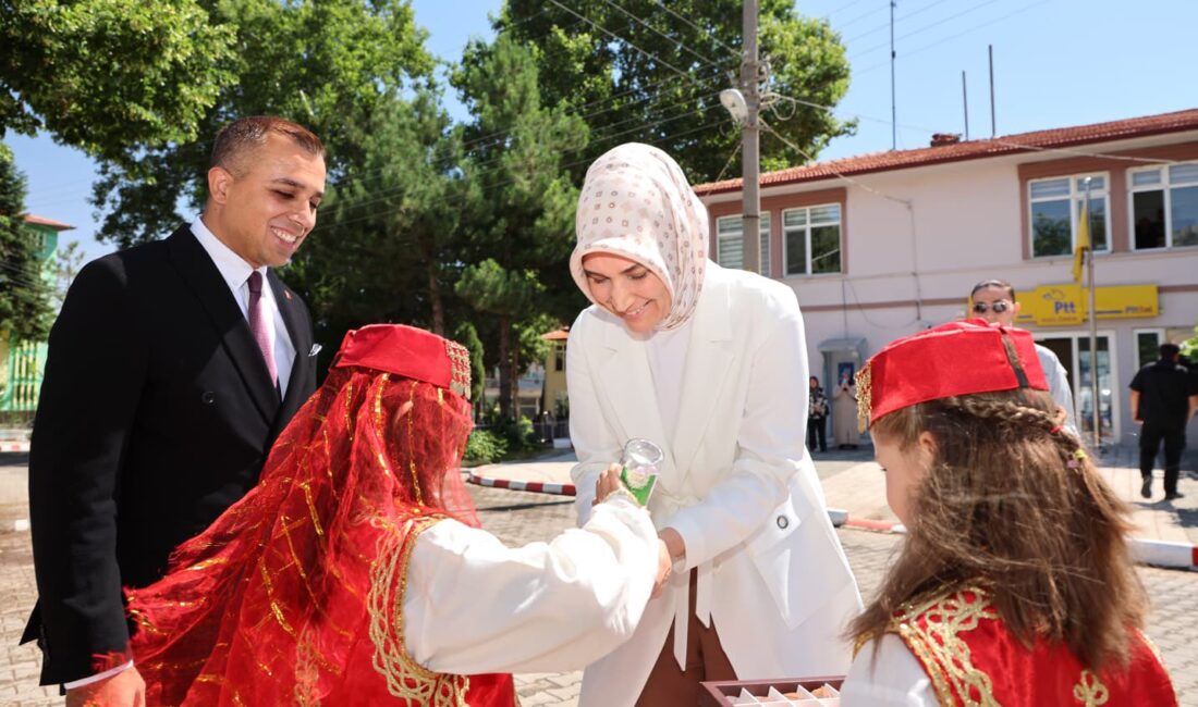 Afyonkarahisar Valisi Doç. Dr. Kübra Güran Yiğitbaşı, il protokolüyle birlikte