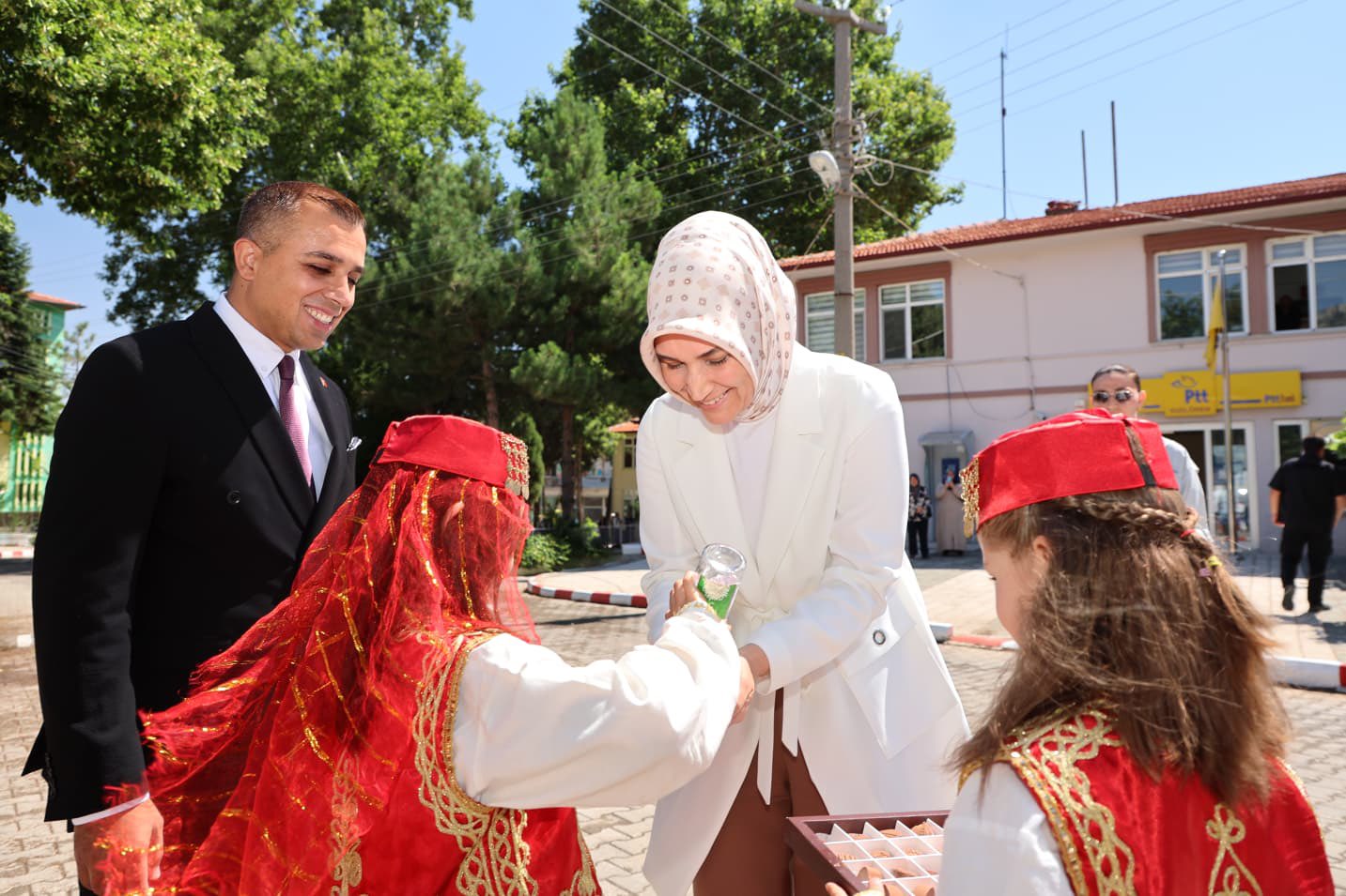 Afyonkarahisar Valisi Doç. Dr. Kübra Güran Yiğitbaşı, il protokolüyle birlikte