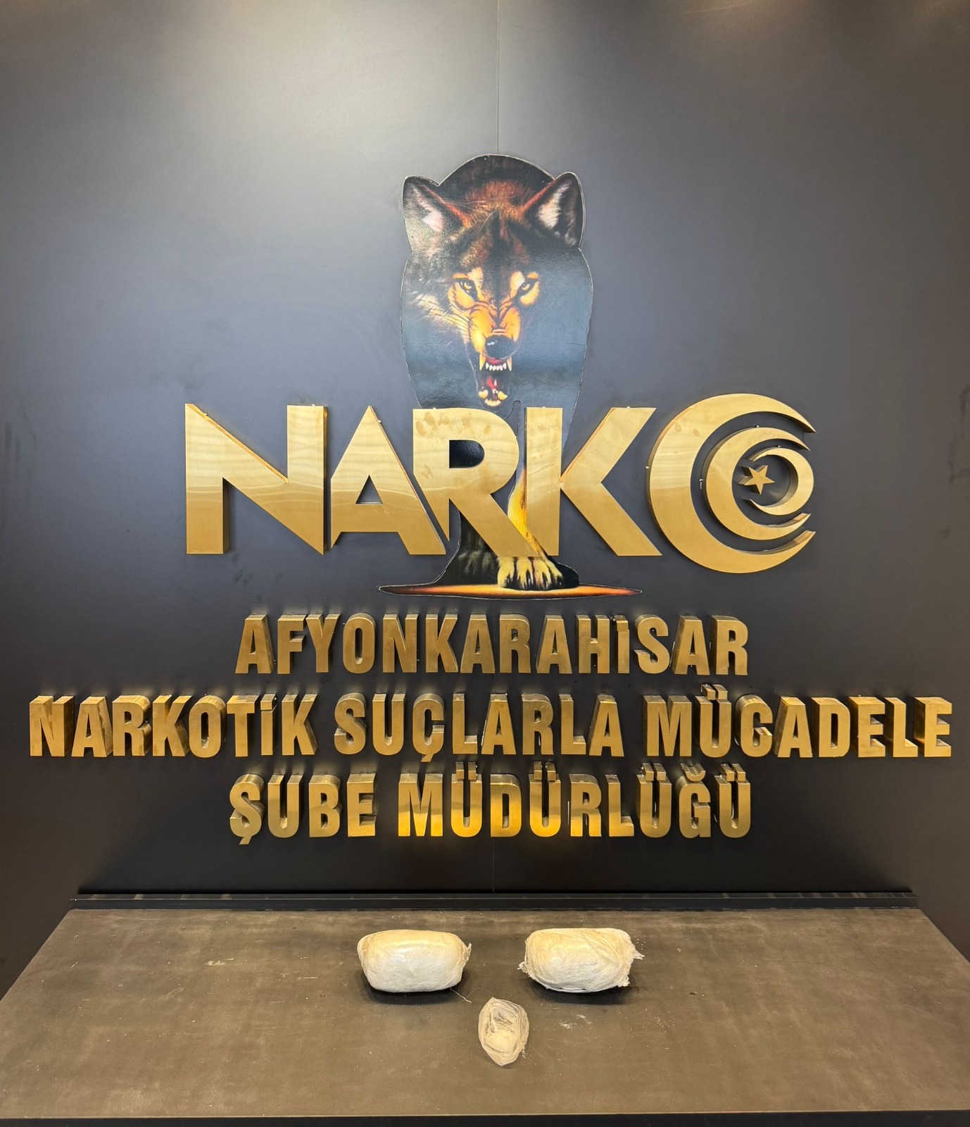 Afyonkarahisar'da polis ekiplerinin başarılı çalışması sonucu uyuşturucu madde ele geçirildi.