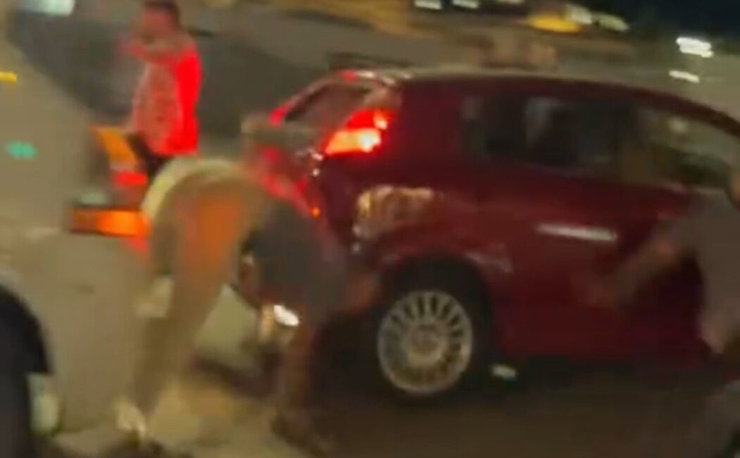 Bursa'da, trafikteki bir yol verme anlaşmazlığı sonrası başlayan tartışma, kısa