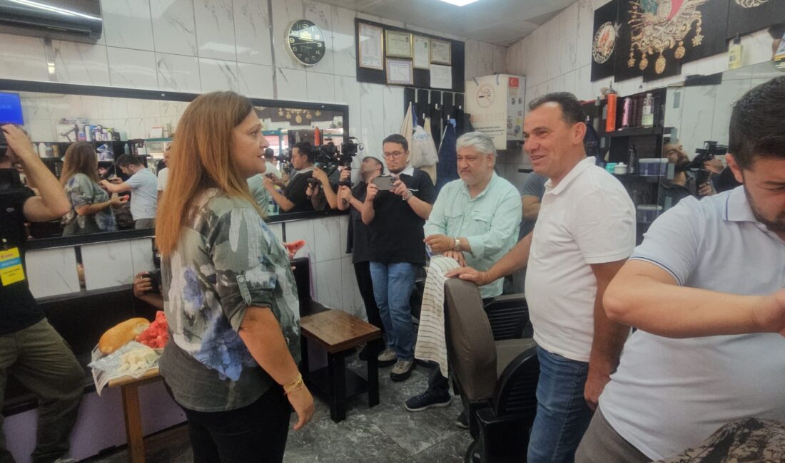 Afyonkarahisar Belediye Başkanı Burcu Köksal, Tuzpazarı Caddesi’nde esnafı ziyaret ederek