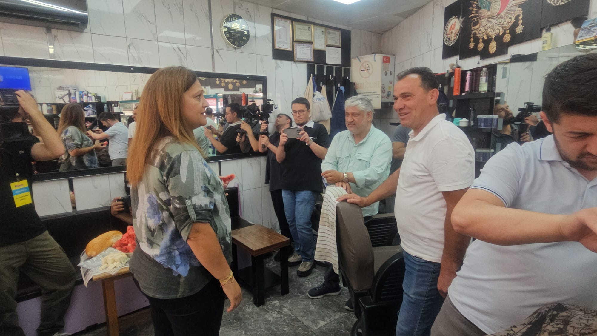Afyonkarahisar Belediye Başkanı Burcu Köksal, Tuzpazarı Caddesi’nde esnafı ziyaret ederek