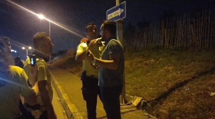 İstanbul'da gerçekleştirilen trafik denetimi sırasında bir sürücü, alkolmetreye üflemeyi reddederek