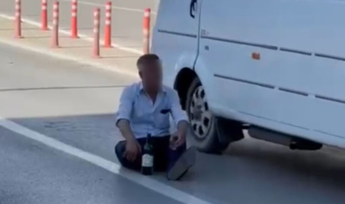 Afyonkarahisar'da alkolün etkisiyle trafiğin yoğun olduğu bir yola oturan şahıs,