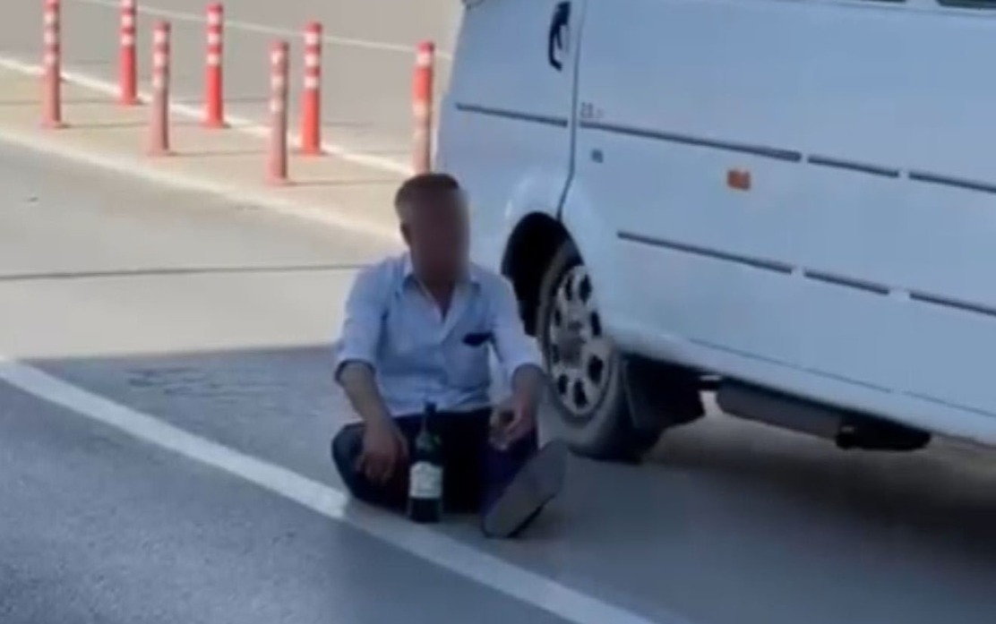 Afyonkarahisar'da alkolün etkisiyle trafiğin yoğun olduğu bir yola oturan şahıs,